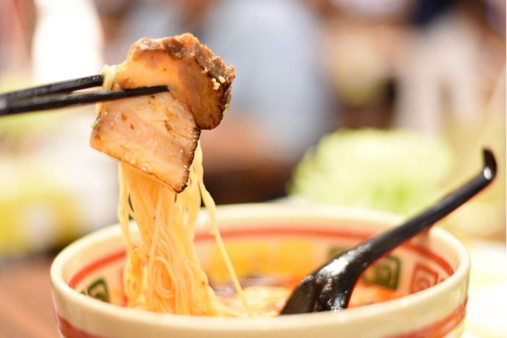 O que faz do ramen um prato único e como o macarrão Keishi é essencial nessa experiência? 2 image 6
