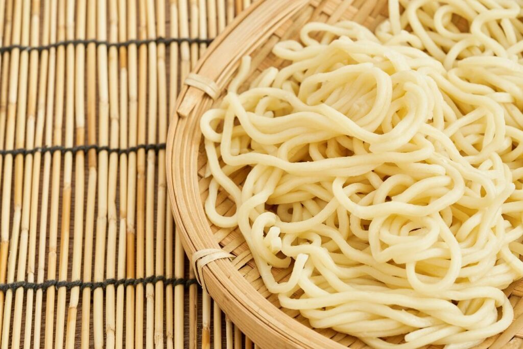 O que faz do ramen um prato único e como o macarrão Keishi é essencial nessa experiência? 3 macarrão Keishi textura