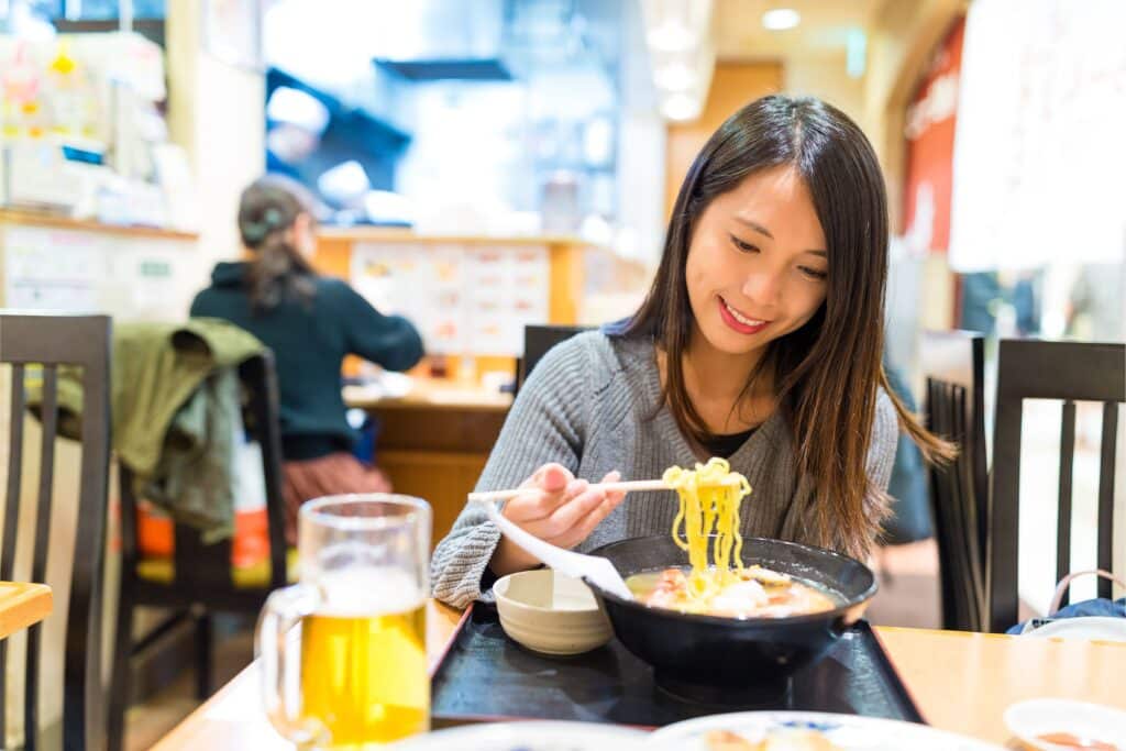 Como o macarrão influencia a harmonização com bebidas no ramen? 2 bebidas ramen Keish