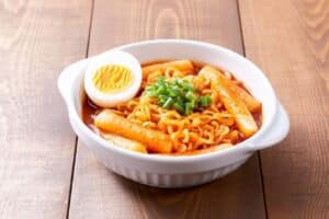 Prato de culinária japonesa com apresentação sofisticada, destacando ingredientes frescos e estética minimalista.