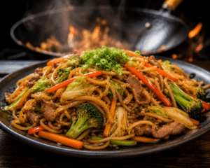 Prato de yakissoba com macarrão Keishi salteado na wok, legumes coloridos e proteína, apresentação vibrante de cozinha oriental.